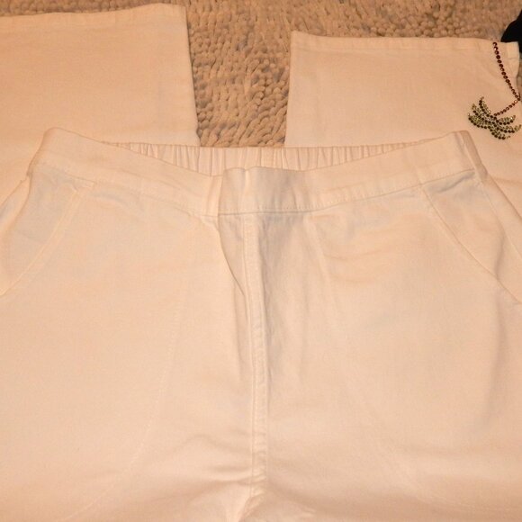 Ladies Quacker Factory White Embellished Crop - Capri Pants ~ Size Small - Picture 4 of 7